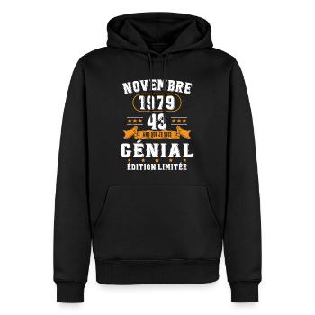 43 Ans Anniversaire Vintage Né(e) en Novembre 1979 - Sweat à capuche Premium bio Homme - noir - Devant - Nico (187cm)