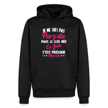 Anniversaire - Pas parfaite mais née en Juin - Sweat à capuche Premium bio Homme - noir - Devant - Nico (187cm)