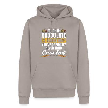 Le crochet que vous pensez que le chocolat est un amoureux des travaux d’aiguille - Sweat à capuche Premium bio Homme - taupe - Devant - Nico (187cm)