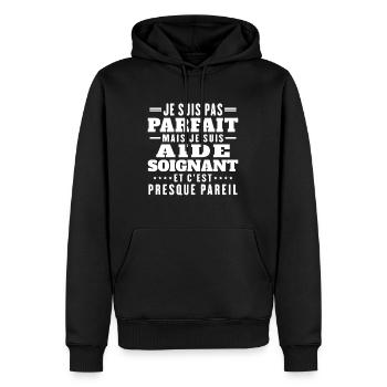 Ich bin nicht perfekt, aber ich bin eine Pflegekraft - Männer Premium Bio Hoodie - Schwarz - Vorne - Nico (187cm)