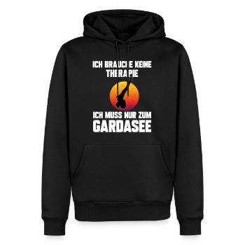 Ich brauche keine Therapie ich muss zum Gardasee - Männer Premium Bio Hoodie - Schwarz - Vorne - Nico (187cm)