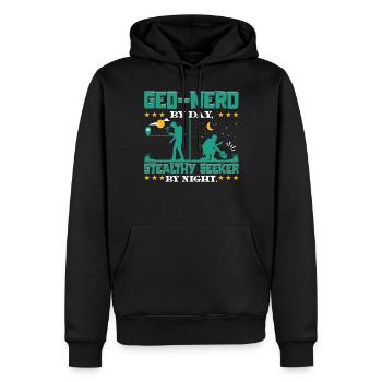 Tagsüber Geo-Nerd, nachts heimlicher Sucher. - Männer Premium Bio Hoodie - Schwarz - Vorne - Nico (187cm)