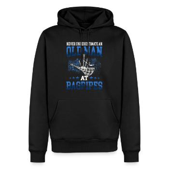 Alter Mann am Dudelsack schottische Sackpfeife - Männer Premium Bio Hoodie - Schwarz - Vorne - Nico (187cm)