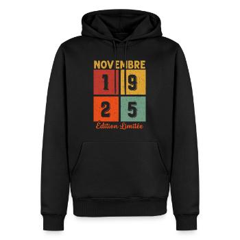 Novembre 1925 Édition limitée - Sweat à capuche Premium bio Homme - noir - Devant - Nico (187cm)