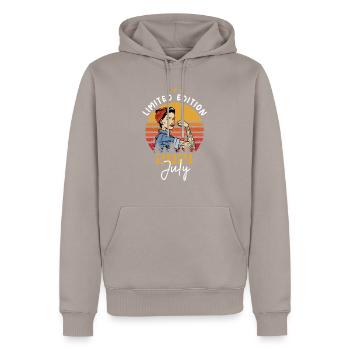 Juli 2021 - Geburtstag im Juli 2021 Geschenk - Männer Premium Bio Hoodie - Taupe - Vorne - Nico (187cm)