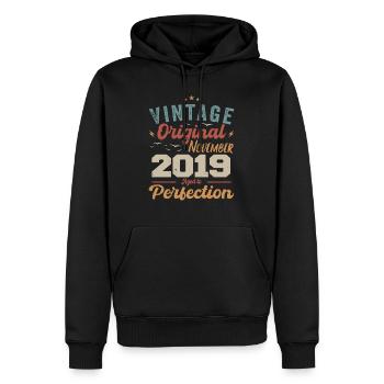 Legendär Seit November 2019 - 2019 - Männer Premium Bio Hoodie - Schwarz - Vorne - Nico (187cm)