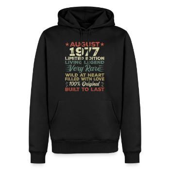 August 1977 - Geschenkidee Für August 1977 - 1977 - Männer Premium Bio Hoodie - Schwarz - Vorne - Nico (187cm)