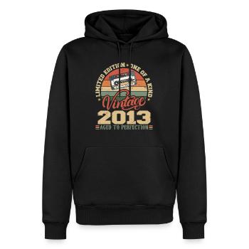 Jahrgang 2013 Retro Geburtstagsgeschenk 2013 - Männer Premium Bio Hoodie - Schwarz - Vorne - Nico (187cm)