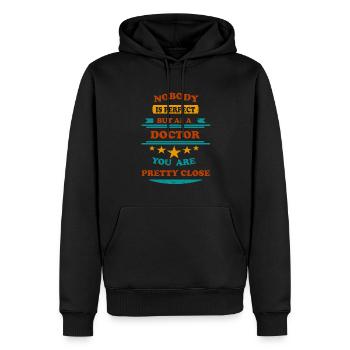 Nobody is perfect retro Doctor - Männer Premium Bio Hoodie - Schwarz - Vorne - Nico (187cm)