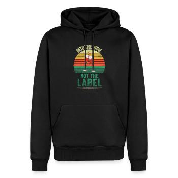 In den Wein, nicht in das Etikett Jahrgang - Männer Premium Bio Hoodie - Schwarz - Vorne - Nico (187cm)