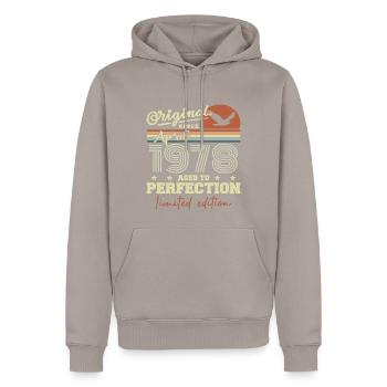 April 1978 Gift | 47th Anniversary April 1978 - Men’s Premium Organic Hoodie - taupe - Front - Nico (187cm)