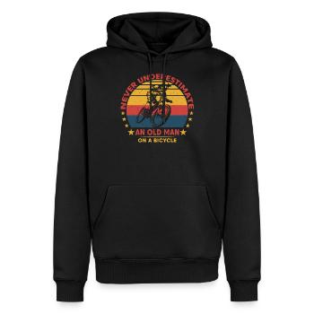 Never underestimate an old man on a bicycle - Männer Premium Bio Hoodie - Schwarz - Vorne - Nico (187cm)