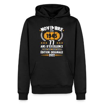 Cadeau D'anniversaire Rétro 77 Ans Novembre 1945 - Sweat à capuche Premium bio Homme - noir - Devant - Nico (187cm)