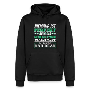 Niemand ist Perfekt - Schaffner sind nah dran - Männer Premium Bio Hoodie - Schwarz - Vorne - Nico (187cm)