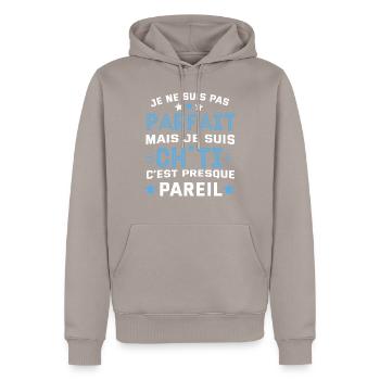 Je ne suis pas parfait mais je suis chti cadeau - Sweat à capuche Premium bio Homme - taupe - Devant - Nico (187cm)