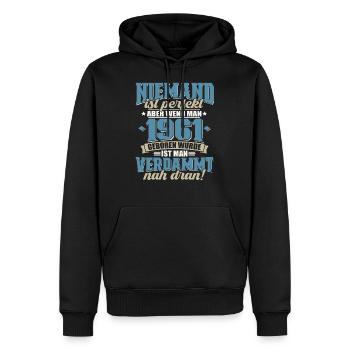 1961 geboren Geburtstag Spruch - Männer Premium Bio Hoodie - Schwarz - Vorne - Nico (187cm)