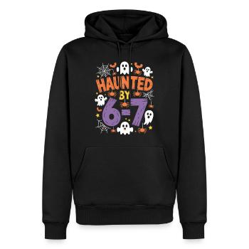 Verfolgt von 6-7 Halloween Mathe-Wortspiel Design - Männer Premium Bio Hoodie - Schwarz - Vorne - Nico (187cm)