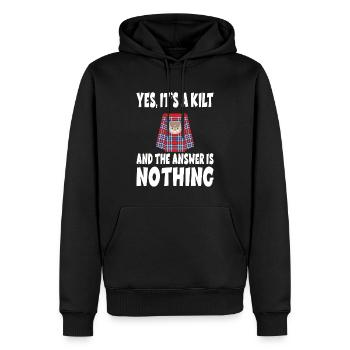 YES IT's A KILT AND THE ANSWER IS NOTHING - Männer Premium Bio Hoodie - Schwarz - Vorne - Nico (187cm)