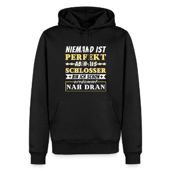Niemand ist Perfekt - Schlosser sind nah dran - Männer Premium Bio Hoodie - Schwarz - Vorne - Nico (187cm)