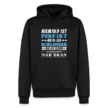 Niemand ist Perfekt - Schlosser sind nah dran - Männer Premium Bio Hoodie - Schwarz - Vorne - Nico (187cm)