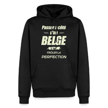 PERFECTION À CÔTÉ D'UN BELGE - Sweat à capuche Premium bio Homme - noir - Devant - Nico (187cm)