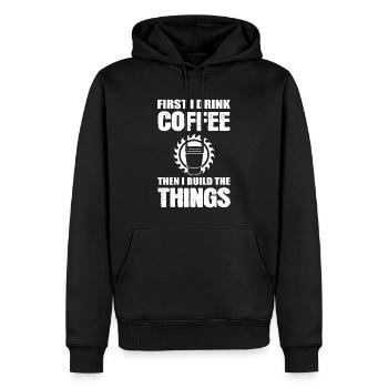First I Drink Coffee Then I Build The Things - Männer Premium Bio Hoodie - Schwarz - Vorne - Nico (187cm)
