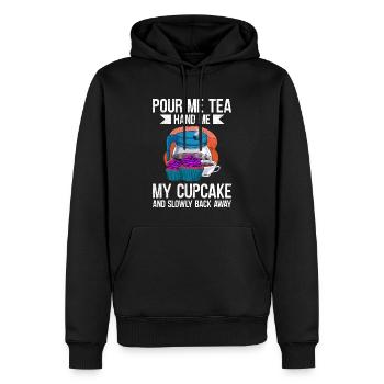 Pour Me Tea Hand Me My Cupcake - Männer Premium Bio Hoodie - Schwarz - Vorne - Nico (187cm)
