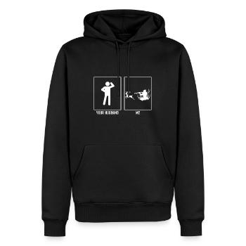Son mari - moi - chassant caché dans l’herbe - Sweat à capuche Premium bio Homme - noir - Devant - Nico (187cm)