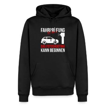 Führerschein bestanden fotoshooting - Männer Premium Bio Hoodie - Schwarz - Vorne - Nico (187cm)