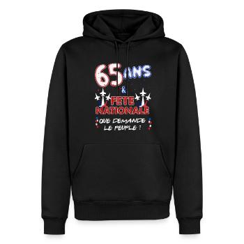 Anniversaire 65 Ans Juillet Fête Nationale - Sweat à capuche Premium bio Homme - noir - Devant - Nico (187cm)