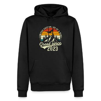 Einzigartig seit 2023 - Männer Premium Bio Hoodie - Schwarz - Vorne - Nico (187cm)