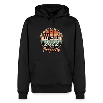 März 2022 Jubiläum 2022 Legenden März - Männer Premium Bio Hoodie - Schwarz - Vorne - Nico (187cm)