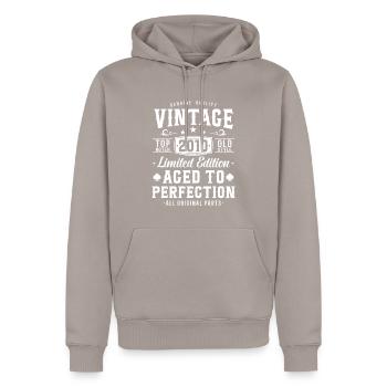 Nostalgie-Geschenk 2010 - Männer Premium Bio Hoodie - Taupe - Vorne - Nico (187cm)