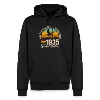 1935 - Ein zeitloses Meisterwerk - Männer Premium Bio Hoodie - Schwarz - Vorne - Nico (187cm)