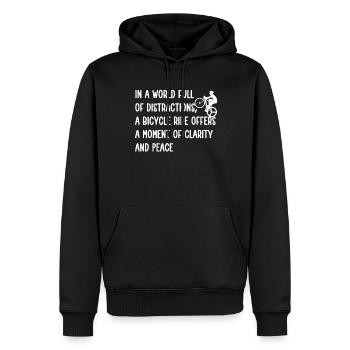 In einer Welt voller Ablenkungen, eine Fahrradtour von - Männer Premium Bio Hoodie - Schwarz - Vorne - Nico (187cm)