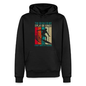 Der Ozean ist mein Spielplatz; Jede Welle ist eine Lektion - Männer Premium Bio Hoodie - Schwarz - Vorne - Nico (187cm)