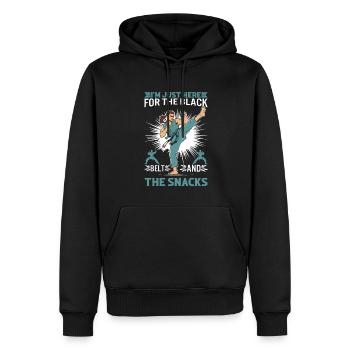Ich bin nur wegen des schwarzen Gürtels und der Snacks hier! - Männer Premium Bio Hoodie - Schwarz - Vorne - Nico (187cm)