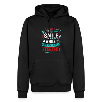 Das Leben ist kurz; Lächeln Sie, während Sie noch Zähne haben! - Männer Premium Bio Hoodie - Schwarz - Vorne - Nico (187cm)