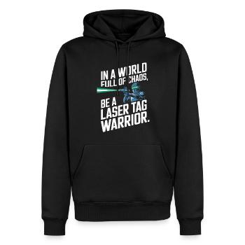 Sei in einer Welt voller Chaos ein Lasertag-Krieger. - Männer Premium Bio Hoodie - Schwarz - Vorne - Nico (187cm)