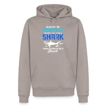 Hai Fisch Haifisch Haifischflosse Haie Ozean - Männer Premium Bio Hoodie - Taupe - Vorne - Nico (187cm)