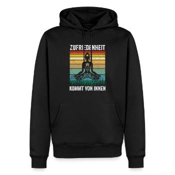 Zufriedenheit kommt von innen - Männer Premium Bio Hoodie - Schwarz - Vorne - Nico (187cm)
