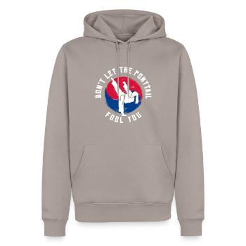 TKD Korean Martial Arts Tae Kwon - Männer Premium Bio Hoodie - Taupe - Vorne - Nico (187cm)