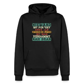 Niemand ist perfekt - Steuerberater Spruch - Männer Premium Bio Hoodie - Schwarz - Vorne - Nico (187cm)