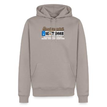 1968 Kennzeichen Geburtstag - Männer Premium Bio Hoodie - Taupe - Vorne - Nico (187cm)