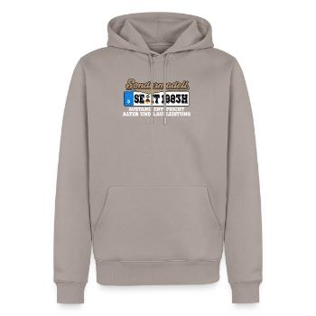 1983 Kennzeichen Geburtstag - Männer Premium Bio Hoodie - Taupe - Vorne - Nico (187cm)