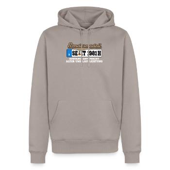 1981 Kennzeichen Geburtstag - Männer Premium Bio Hoodie - Taupe - Vorne - Nico (187cm)