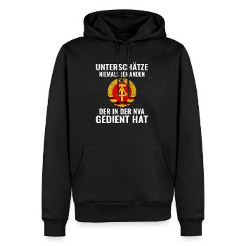 Unterschätze nie jemanden aus der NVA - Männer Premium Bio Hoodie - Schwarz - Vorne - Nico (187cm)