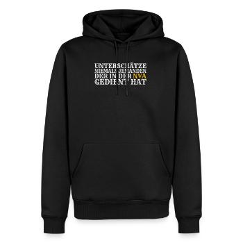 Unterschätze nie jemanden aus der NVA - Männer Premium Bio Hoodie - Schwarz - Vorne - Nico (187cm)