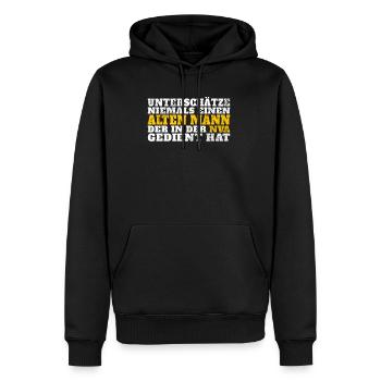 Unterschätze nie einen alten Mann aus der NVA - Männer Premium Bio Hoodie - Schwarz - Vorne - Nico (187cm)