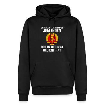Unterschätze nie jemanden aus der NVA - Männer Premium Bio Hoodie - Schwarz - Vorne - Nico (187cm)